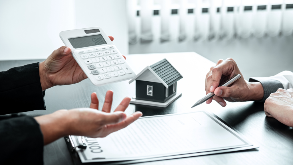 mãos manuseiam papéis e cauculadora