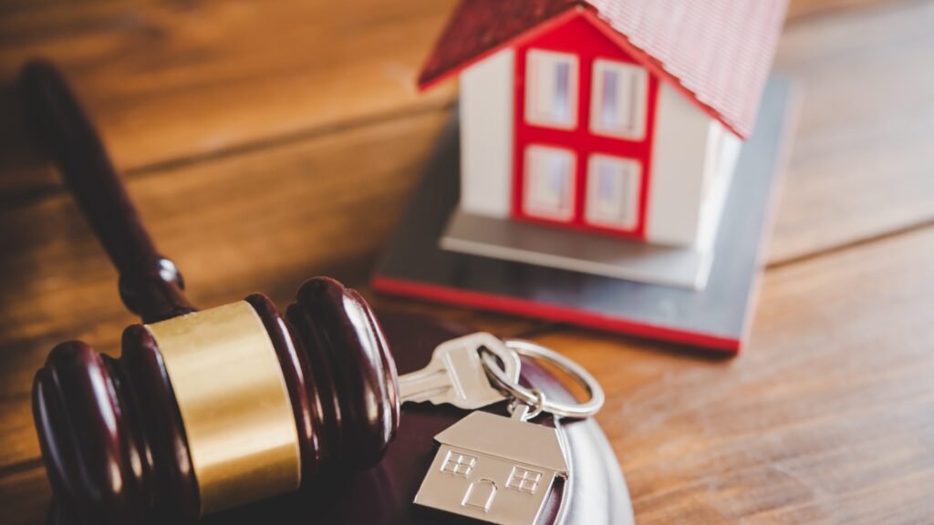 miniatura de casa, martelo de juiz e chave
