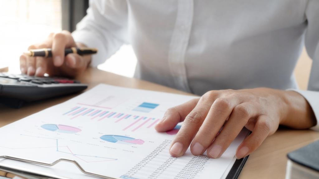 pessoa manuseia papel com gráficos