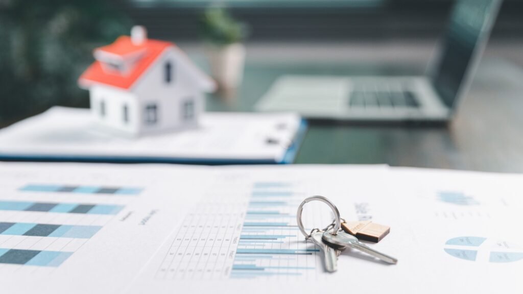 papéis, chaves e mini casa