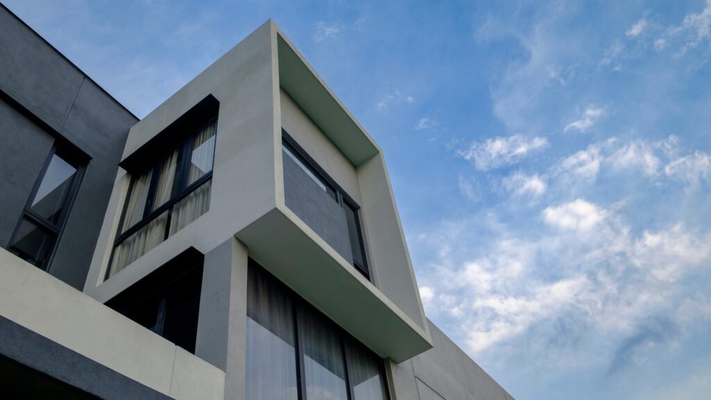 casa de alto padrão branca e céu azul ao fundo