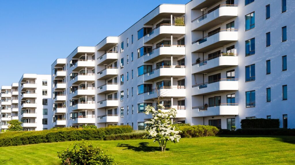 prédios lado a lado e jardim