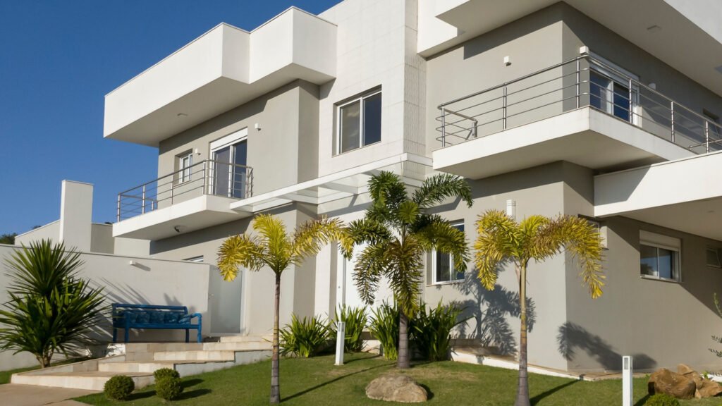 Casa branca e cinza de alto padrão