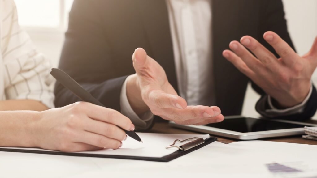 mãos escrevem em papel e mãos gesticulam