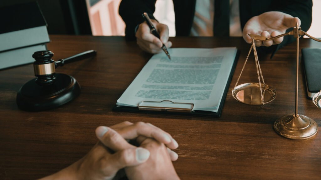 homem com terno assina contrato