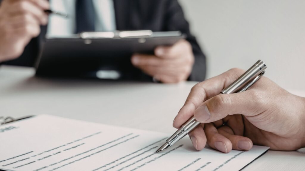 mãos assinam contrato