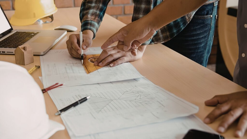 pessoas manuseiam papéis em mesa