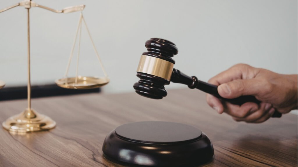 mãos seguram martelo da Justiça