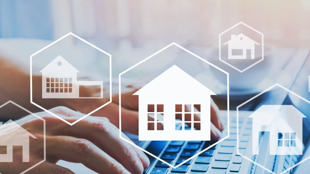 imagem de mãos manuseando computador e arte de miniatura de casas por cima